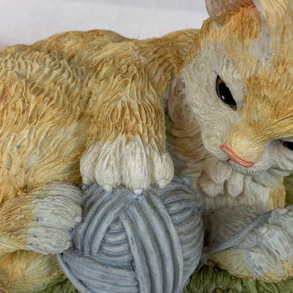 Vintage 1990’s Summit Collections Nature’s Friends Cat with Yarn Figurine - Picture 3 of 9